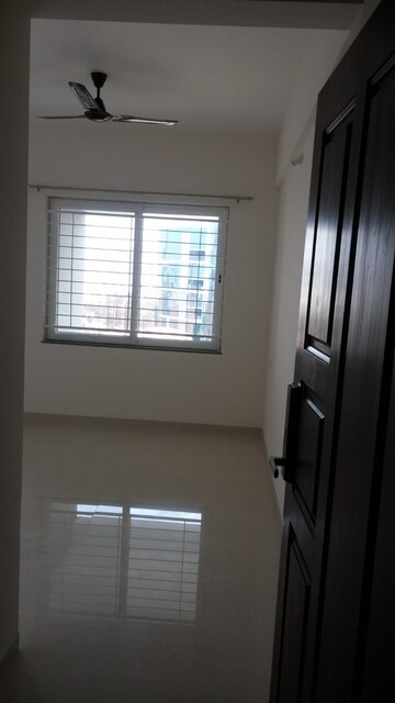 Room in 2 BHK Apartment at Kumar Pinakin, Baner – for Rent
