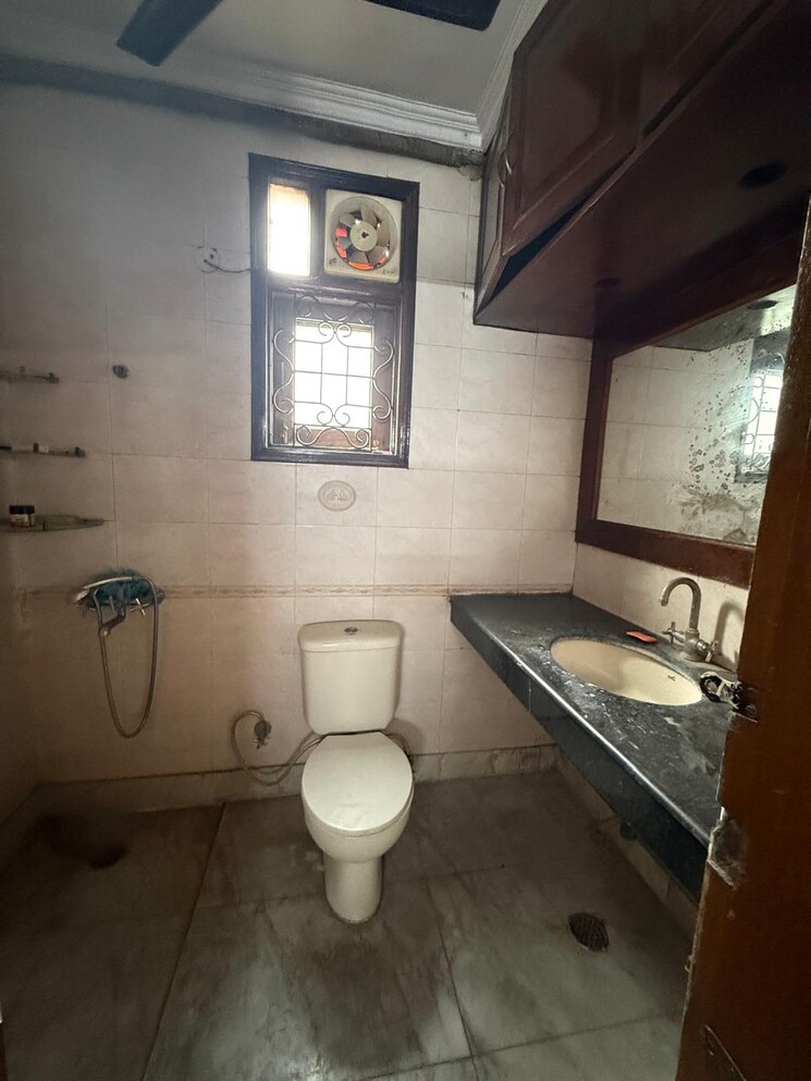 Bathroom, arya-chittaranjan-park 2 Bedroom 100 Sq.Yd. Builder Floor In Kalkaji Delhi 8789090
