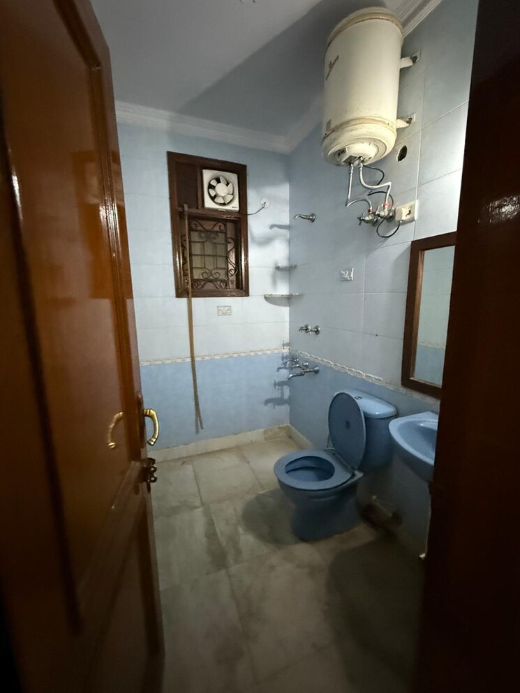 Bathroom, arya-chittaranjan-park 2 Bedroom 100 Sq.Yd. Builder Floor In Kalkaji Delhi 8789090