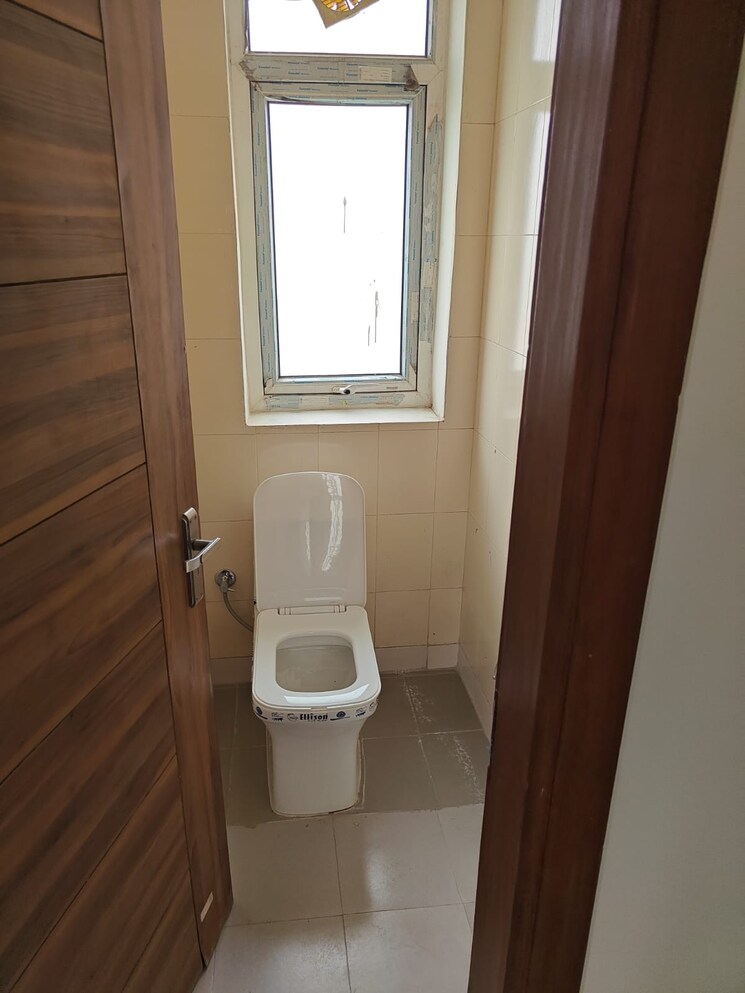 Bathroom, arya-chittaranjan-park 1 Bedroom 90 Sq.Yd. Builder Floor In Kalkaji Delhi 8789121