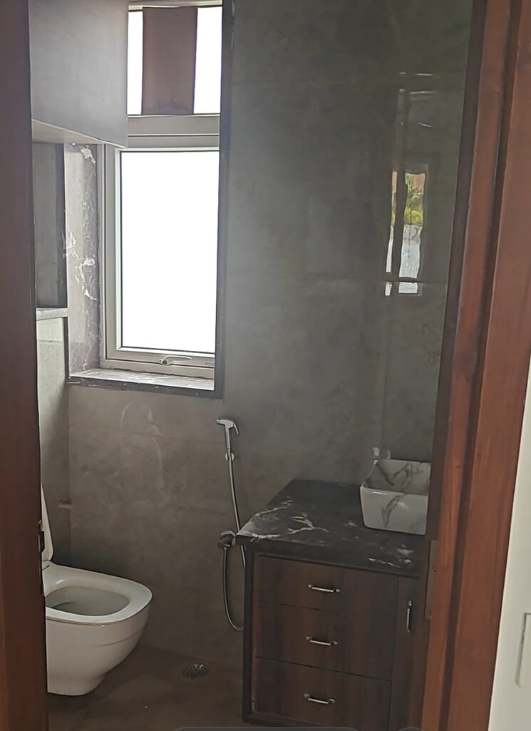 Bathroom, arya-chittaranjan-park 1 Bedroom 90 Sq.Yd. Builder Floor In Kalkaji Delhi 8789121