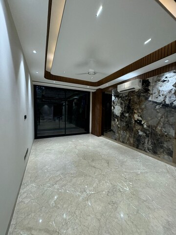 Room in 4 BHK Builder Floor at DLF Atria, Dlf Phase ii – for Sale