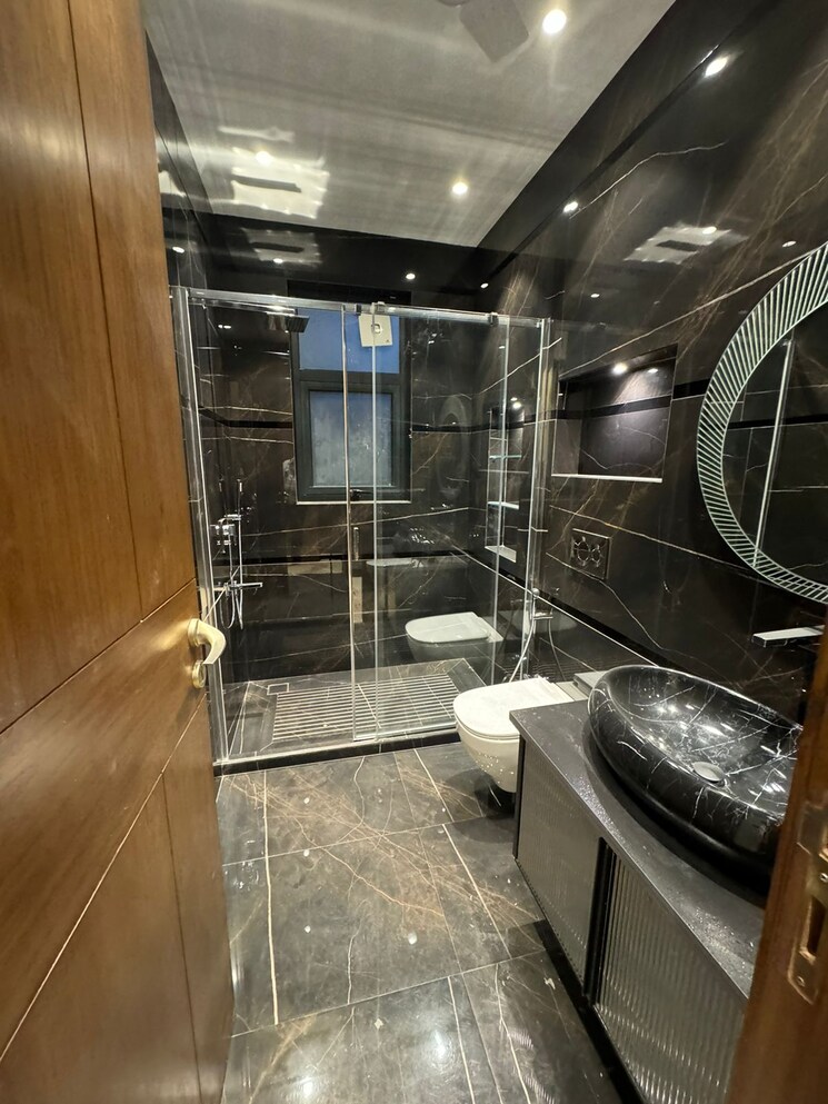 Bathroom, dlf-atria 4 Bedroom 300 Sq.Yd. Builder Floor In Dlf Phase ii Gurgaon 8789144