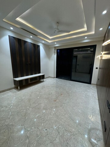 Room in 4 BHK Builder Floor at DLF Atria, Dlf Phase ii – for Sale