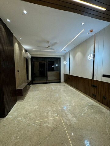 Building Lobby in 4 BHK Builder Floor at DLF Atria, Dlf Phase ii – for Sale