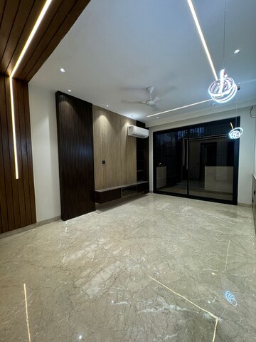 Room in 4 BHK Builder Floor at DLF Atria, Dlf Phase ii – for Sale