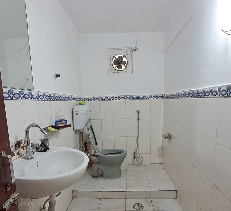 Bathroom, dlf-queens-court 1 RK 40 Sq.Yd. Builder Floor In Greater Kailash ii Delhi 8789150