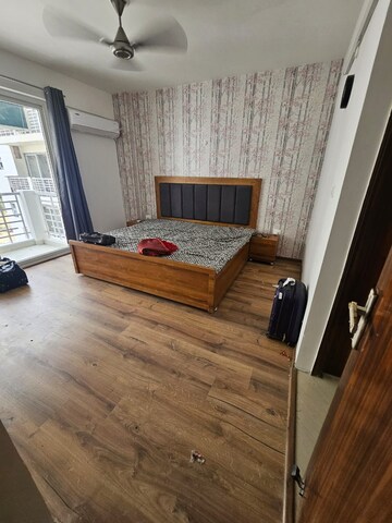 Room in 3 BHK Apartment at Sushant Golf City – for Rent