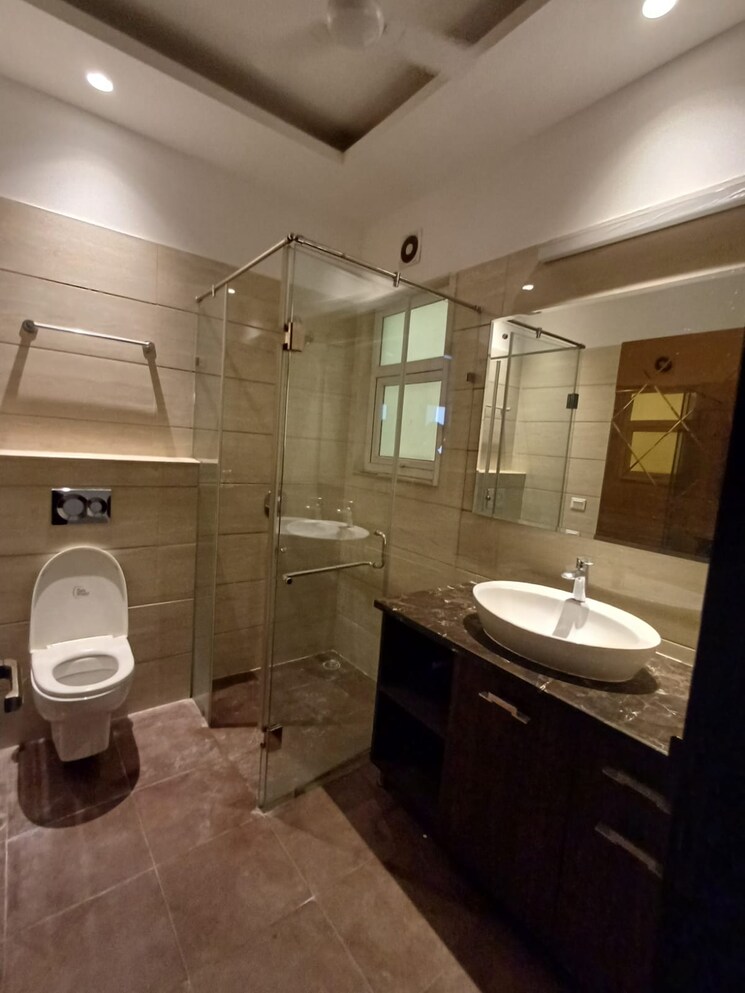 Bathroom, dlf-atria 6 Bedroom 4500 Sq.Ft. Apartment In Dlf Phase ii Gurgaon 8789311