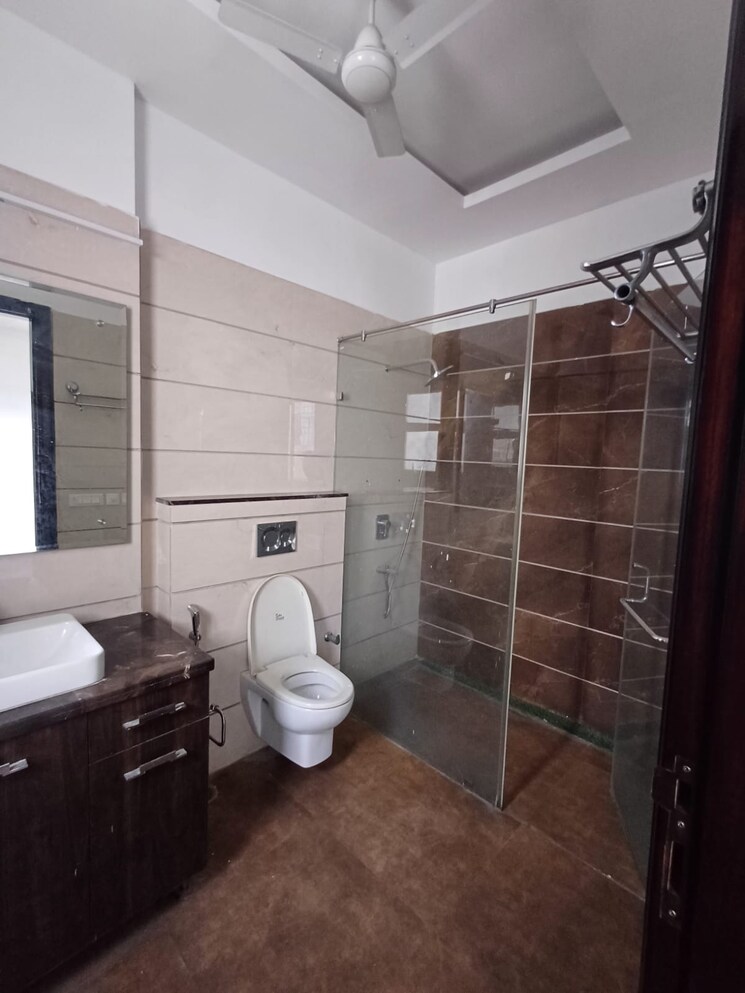 Bathroom, dlf-atria 6 Bedroom 4500 Sq.Ft. Apartment In Dlf Phase ii Gurgaon 8789311