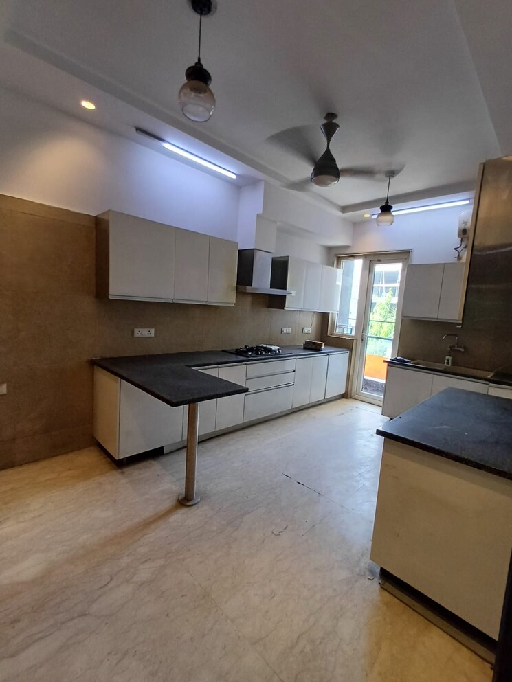 Team Area, dlf-atria 6 Bedroom 4500 Sq.Ft. Apartment In Dlf Phase ii Gurgaon 8789311