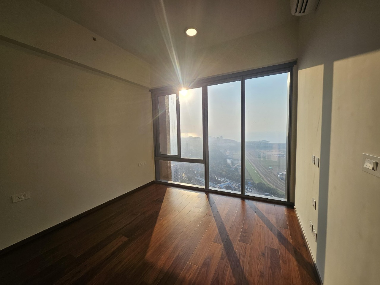 2 BHK + Servant Room Apartment For Rent in Piramal Mahalaxmi