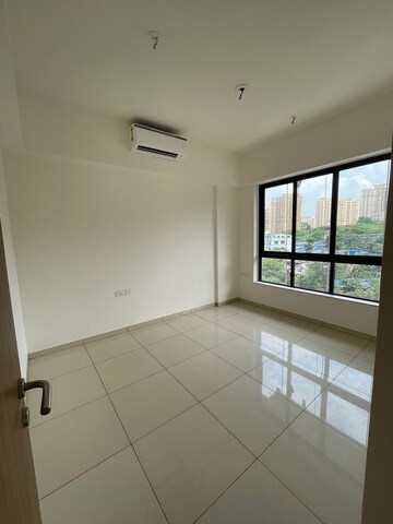 Room in 3 BHK Apartment at Shapoorji Pallonji Vicinia, Powai – for Rent
