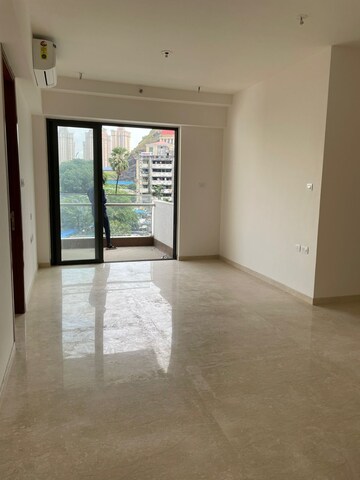 Room in 3 BHK Apartment at Shapoorji Pallonji Vicinia, Powai – for Rent