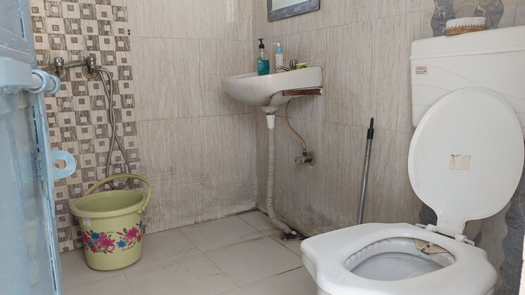 Bathroom, patel nagar 1 RK 250 Sq.Ft. Builder Floor In Patel Nagar Delhi 8789483