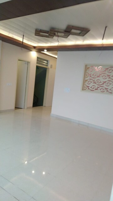 Room in 3 BHK Builder Floor at Palam Vihar – for Rent