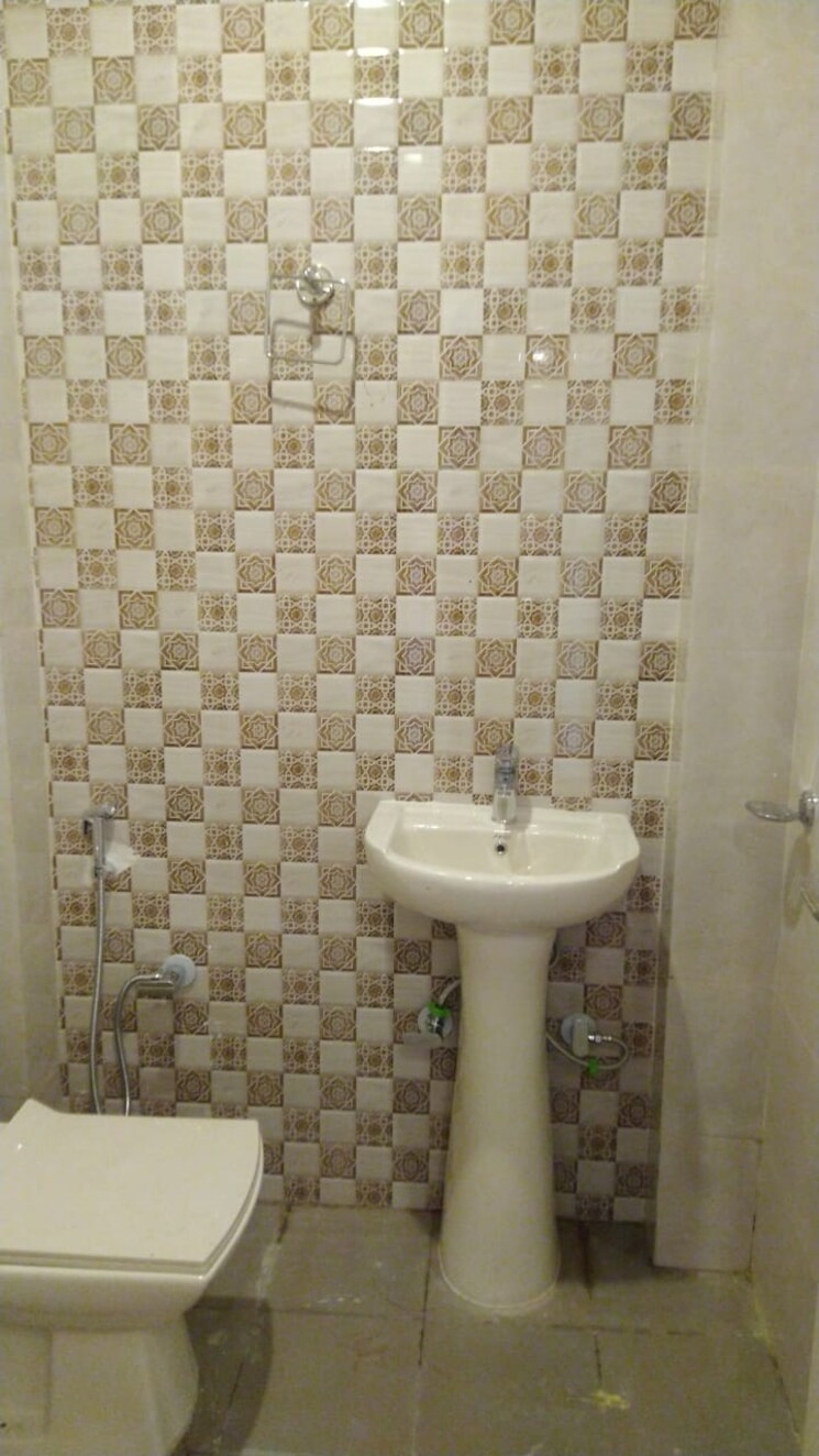 Bathroom, palam vihar 3 Bedroom 1200 Sq.Ft. Builder Floor In Palam Vihar Gurgaon 8789509
