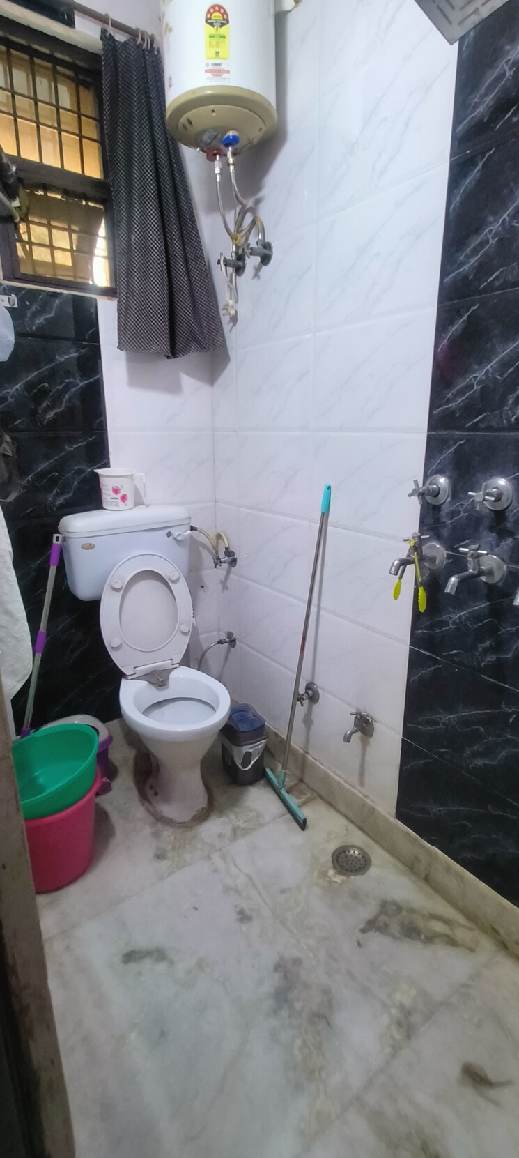 Bathroom, rohini sector 25 1 Bedroom 450 Sq.Ft. Builder Floor In Rohini Sector 25 Delhi 8789526