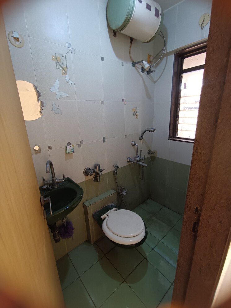 Bathroom, orlem 2.5 Bedroom 1100 Sq.Ft. Apartment In Orlem Mumbai 8789533