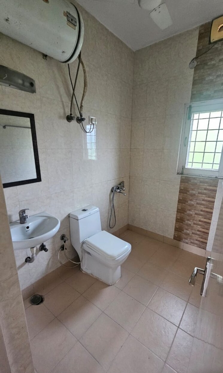 Attached Bathroom, sarita vihar 2.5 Bedroom 1800 Sq.Ft. Apartment In Sarita Vihar Delhi 8789606