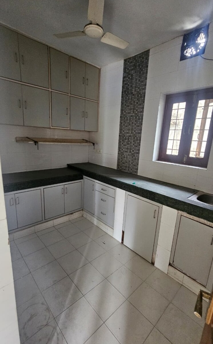 Kitchen, sarita vihar 2.5 Bedroom 1800 Sq.Ft. Apartment In Sarita Vihar Delhi 8789606