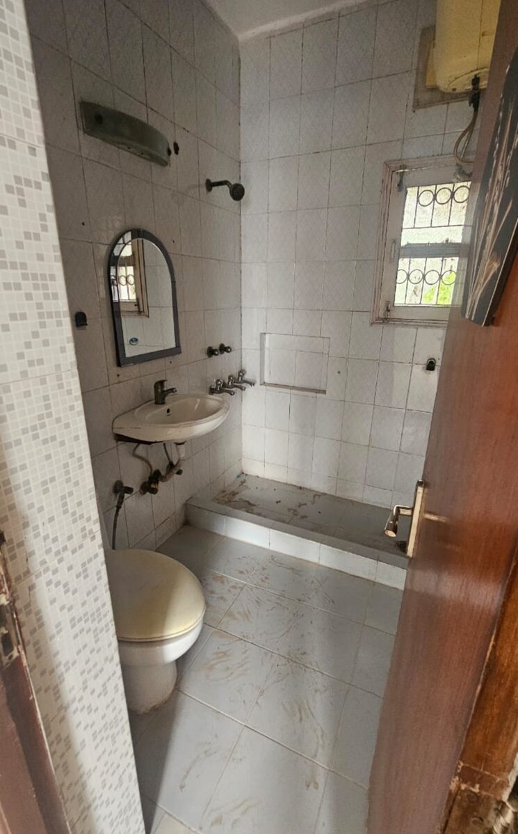 Bathroom, sarita vihar 2.5 Bedroom 1800 Sq.Ft. Apartment In Sarita Vihar Delhi 8789606