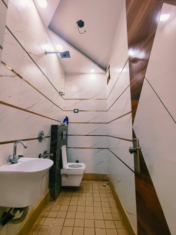 Attached Bathroom in 2 BHK Builder Floor at Dwarka Mor – for Rent