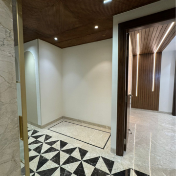 Room in 3 BHK Builder Floor at DLF Oakwood Estate, Sector 25 – for Sale