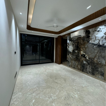 Room in 3 BHK Builder Floor at DLF Oakwood Estate, Sector 25 – for Sale