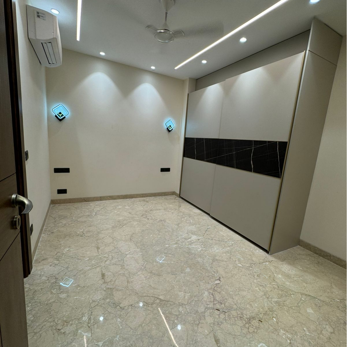 3 BHK + Pooja Room,Servant Room 299 Sq.Yd. Builder Floor in DLF Oakwood Estate