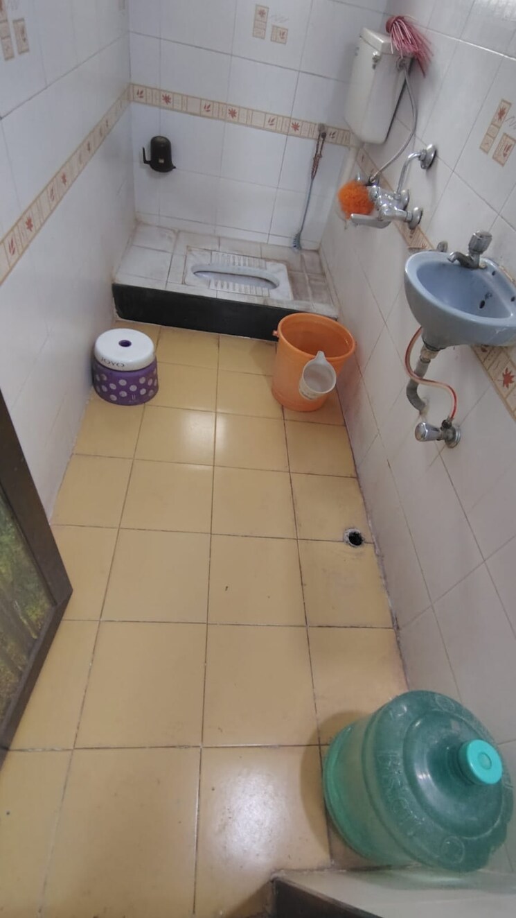 Bathroom, concrete-sai-swar 3 Bedroom 1500 Sq.Ft. Apartment In Kharghar Navi Mumbai 8789746