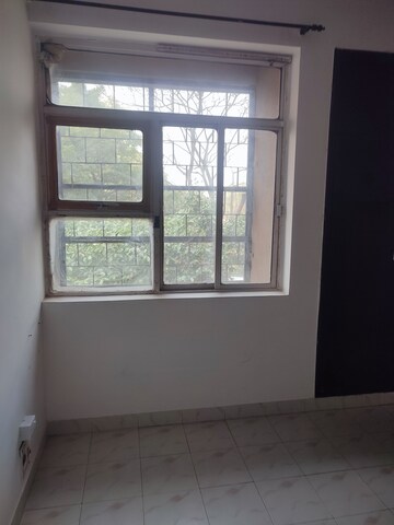 Room in 3 BHK Apartment at Ansal Sushant Estate, Sector 52 – for Rent