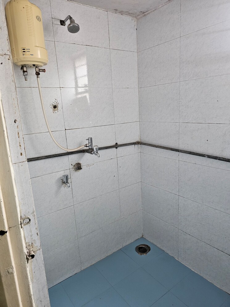 Bathroom, anand-apartment-bhusari-colony 1 Bedroom 500 Sq.Ft. Apartment In Kothrud Pune 8789858