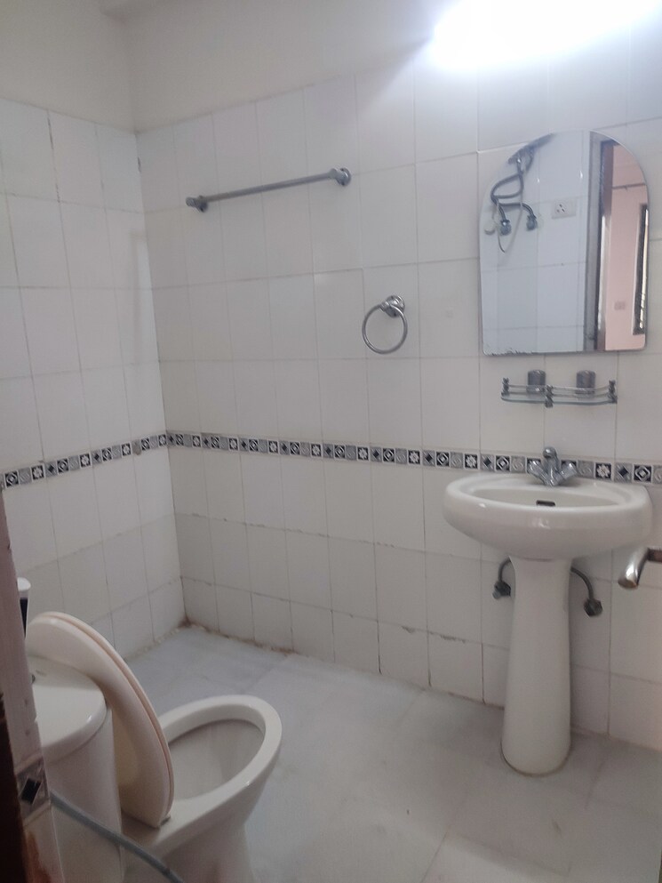 Bathroom, ardee-city-palm-grove-heights 3.5 Bedroom 2035 Sq.Ft. Apartment In Sector 52 Gurgaon 8789863