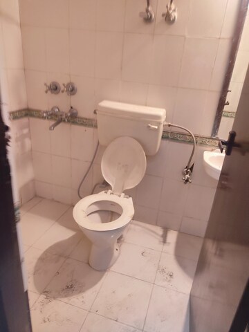 Bathroom in 3.5 BHK Apartment at Ardee City The Residency, Sector 52 – for Rent