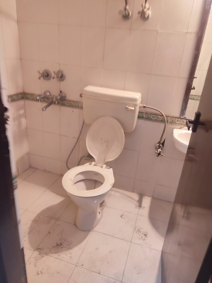 Bathroom, ardee-city-the-residency 3.5 Bedroom 2100 Sq.Ft. Apartment In Sector 52 Gurgaon 8789879