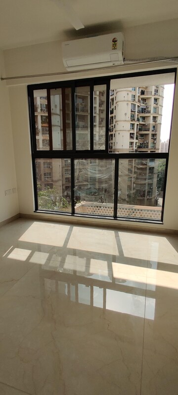 Room in 2 BHK Apartment at Nahar Amaryllis Towers and Plaza, Chandivali – for Rent