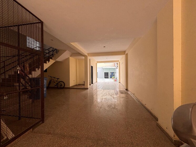 Room, freedom fighters enclave 1 RK 250 Sq.Ft. Builder Floor In Freedom Fighters Enclave Delhi 8789949