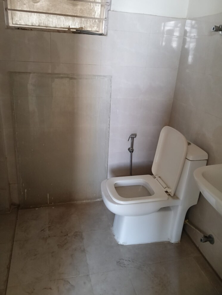 Bathroom, smart-world-gems 3 Bedroom 1423 Sq.Ft. Apartment In Sector 89 Gurgaon 8789929