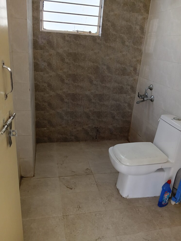 Bathroom, smart-world-gems 3 Bedroom 1423 Sq.Ft. Apartment In Sector 89 Gurgaon 8789929