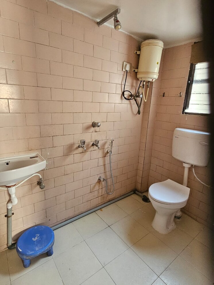 Bathroom, windsor-estate 2 Bedroom 875 Sq.Ft. Apartment In Kalyani Nagar Pune 8790289
