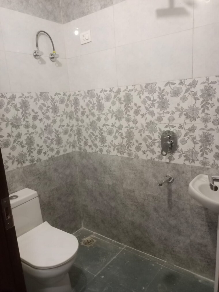 Bathroom, vasundhara sector 2 2 Bedroom 840 Sq.Ft. Builder Floor In Vasundhara Sector 2 Ghaziabad 8790331
