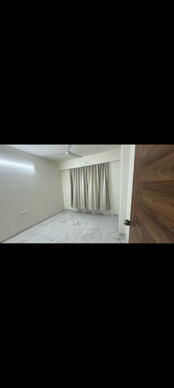 Room in 3 BHK Apartment at Takshashila Air, Ellisbridge – for Rent