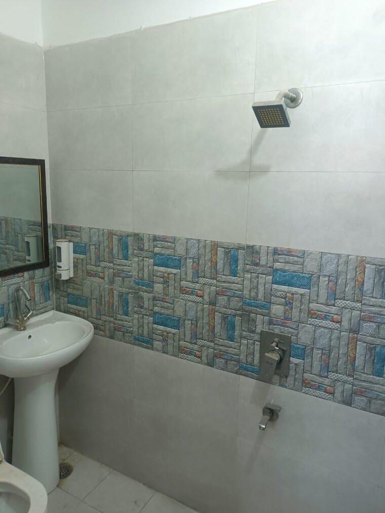 Bathroom, vasundhara sector 1 3 Bedroom 1350 Sq.Ft. Builder Floor In Vasundhara Sector 1 Ghaziabad 8790387