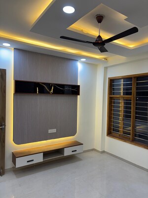 Room in 4 BHK Builder Floor at Green Fields Colony – for Sale