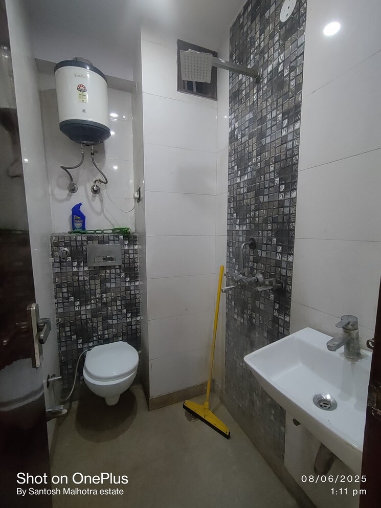 Bathroom, dwarka mor 2 Bedroom 60 Sq.Yd. Builder Floor In Dwarka Mor Delhi 8790427
