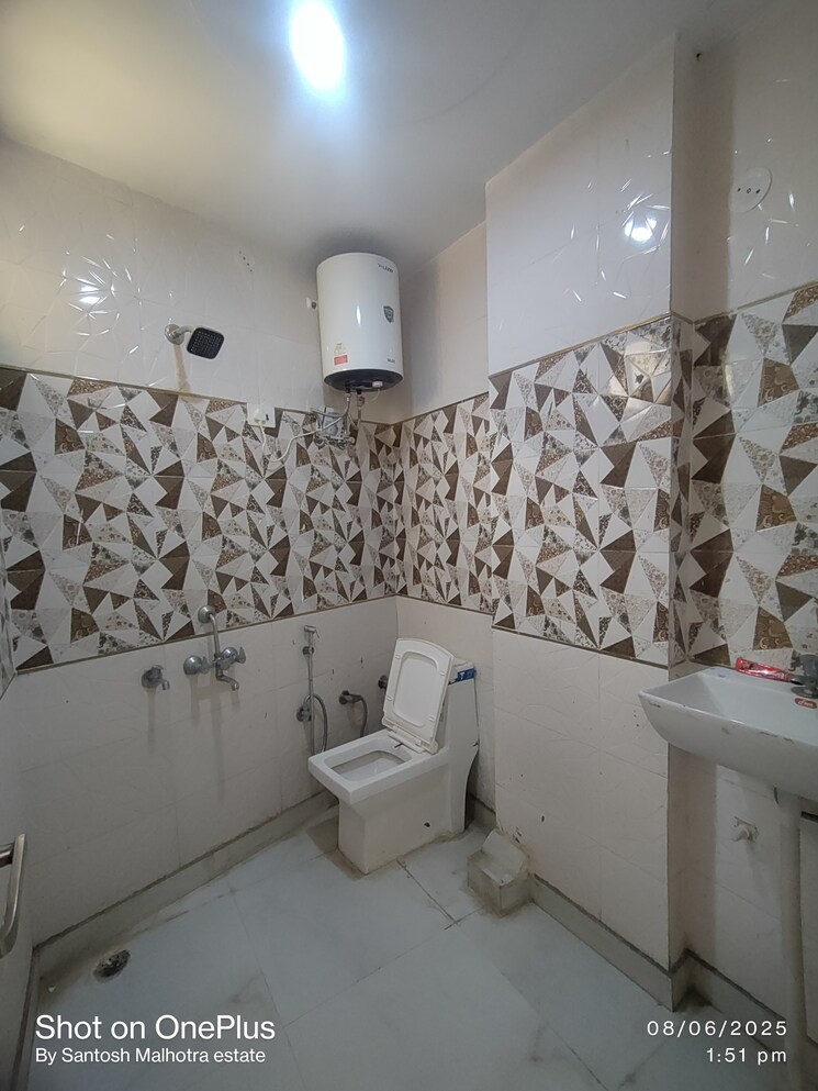 Bathroom, dwarka mor 3 Bedroom 100 Sq.Yd. Builder Floor In Dwarka Mor Delhi 8790463