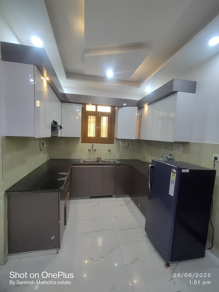 Kitchen, dwarka mor 3 Bedroom 100 Sq.Yd. Builder Floor In Dwarka Mor Delhi 8790463