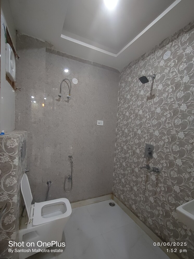 Bathroom, dwarka mor 3 Bedroom 100 Sq.Yd. Builder Floor In Dwarka Mor Delhi 8790463