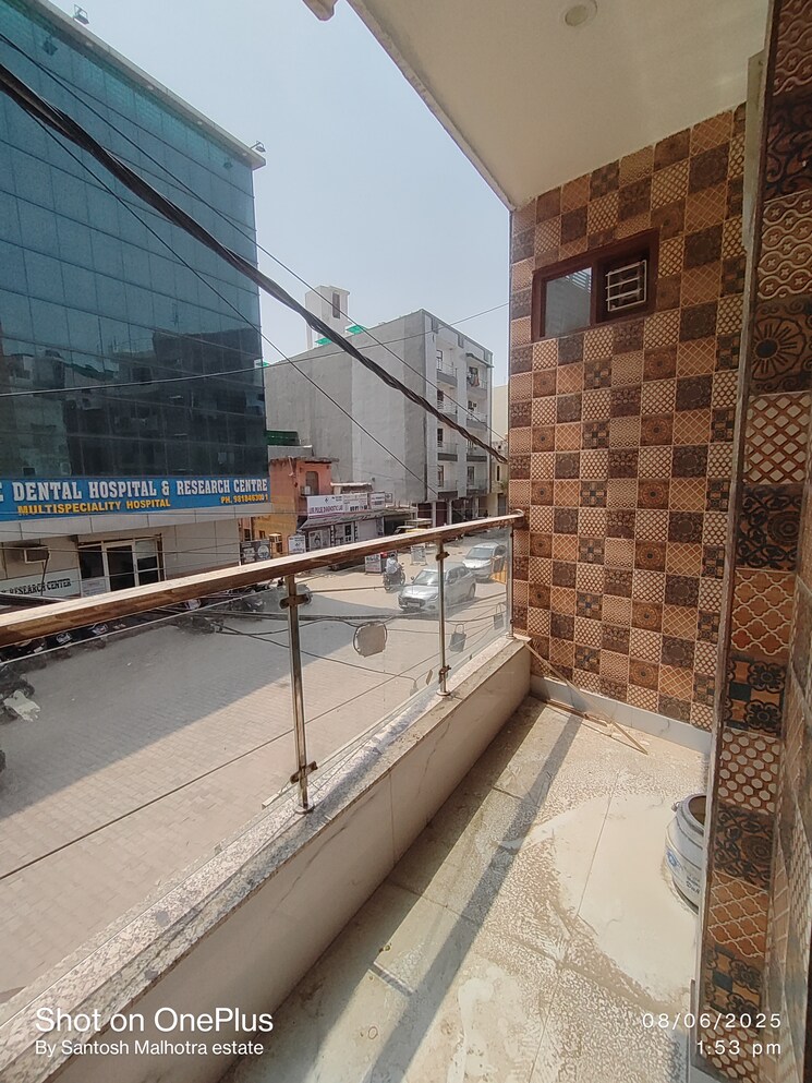 Balcony, dwarka mor 3 Bedroom 100 Sq.Yd. Builder Floor In Dwarka Mor Delhi 8790463